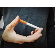 Прохождение сигареты через визитную карточку